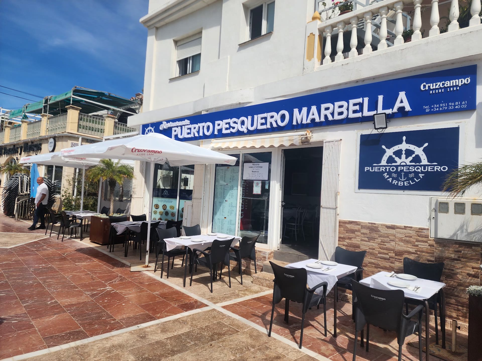 Terraza del Restaurante Puerto Pesquero Marbella en La Bajadilla